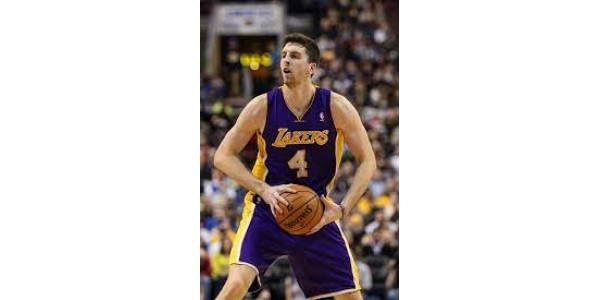 I Los Angeles Lakers lottano per difendere la casa